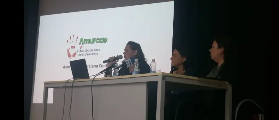 Charla de AMURCAE sobre prevención del acoso escolar ante familias, con la presentación proyectada