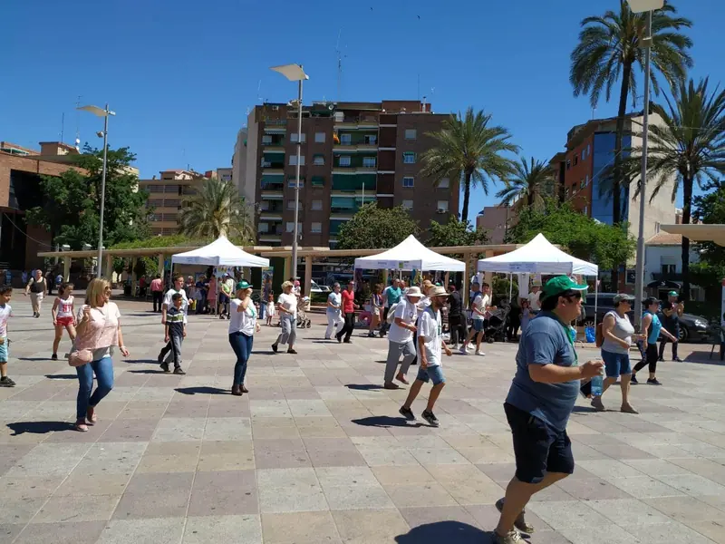 Actividad de sensibilización contra el acoso escolar de AMURCAE en una plaza de Molina de Segura, con carpas informativas