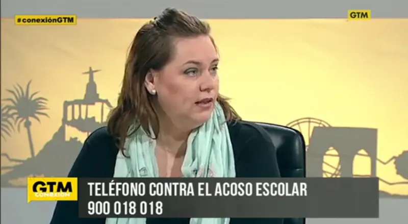 Entrevista a AMURCAE en el programa ConexiónGTM, con el teléfono contra el acoso escolar en pantalla