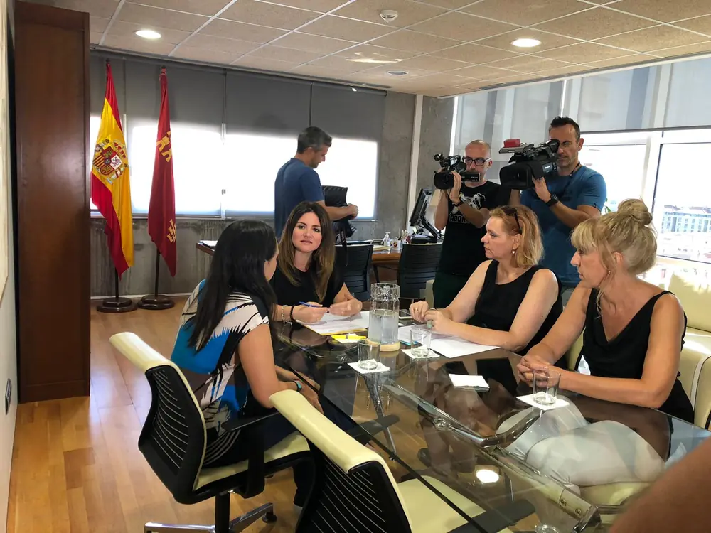Reunión de AMURCAE con la Consejera de Educación y Cultura